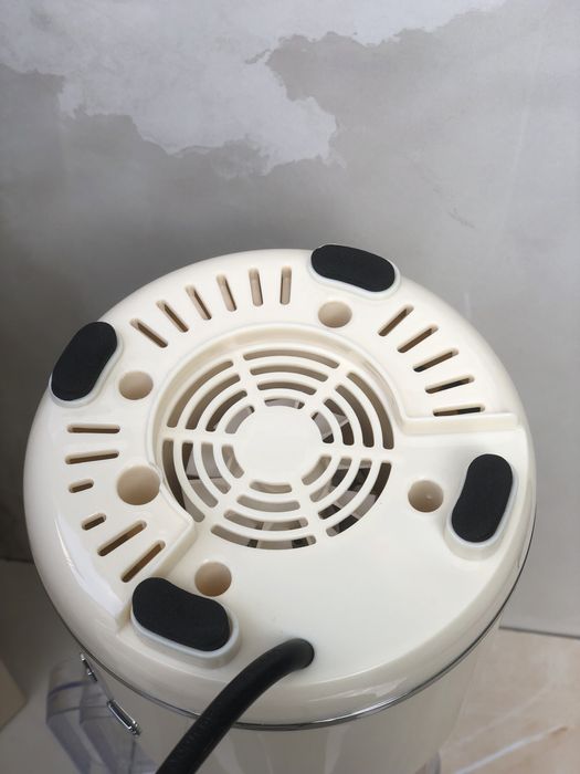 Блендер Smeg у кремовому кольорі