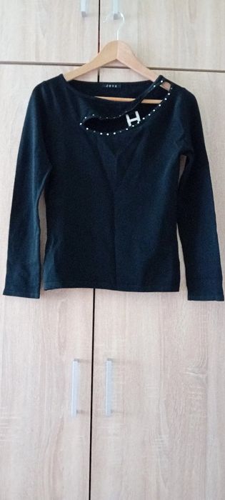 Bluzka damska kolor czarny z dekoracją z przodu rozmiar M.Na niską oso