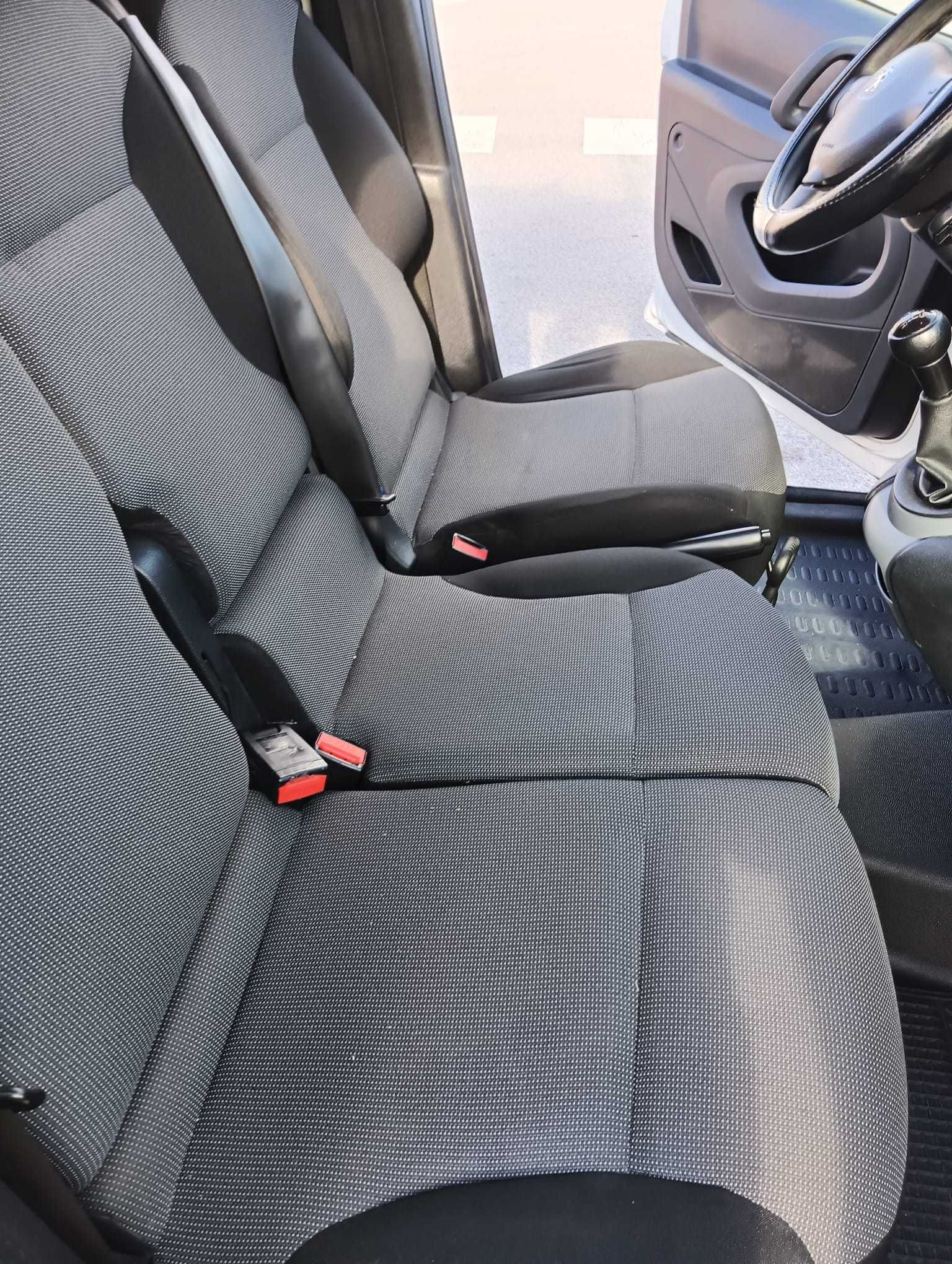 Peugeot Partner 1.6 HDi 2018 com 154.000 km reais, Bem Estimada