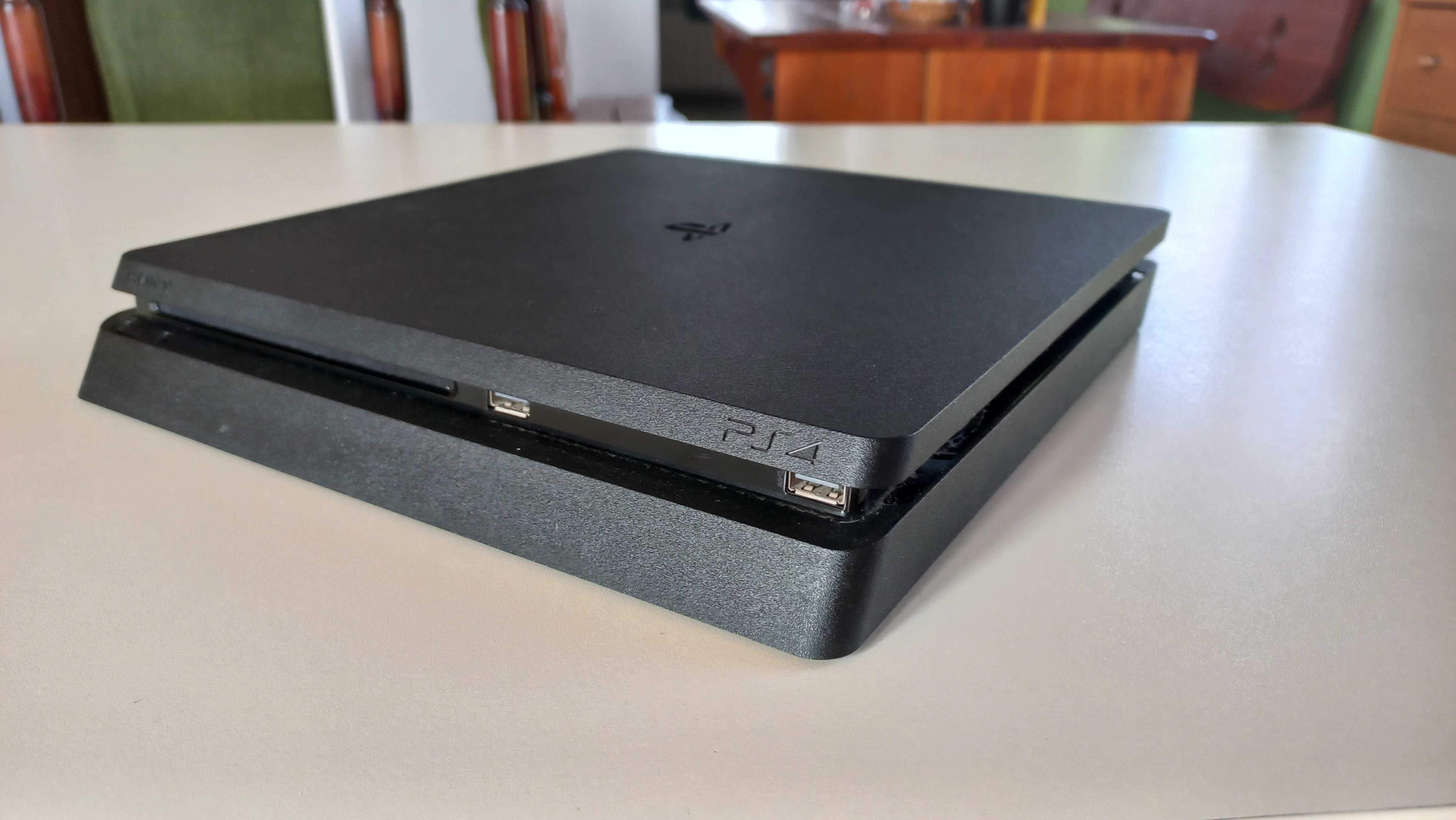 PlayStation 4 Slim 500GB – pełen zestaw + darmowa gra Fifa 23