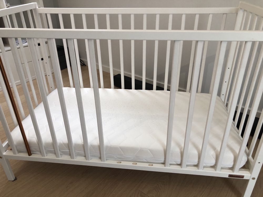Białe łóżeczko niemowlęce 120x60 Woodies + materac PREMIUM