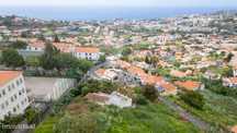 Moradia Térrea com Vista Mar sobre o Funchal — Terreno de 1 240 m²