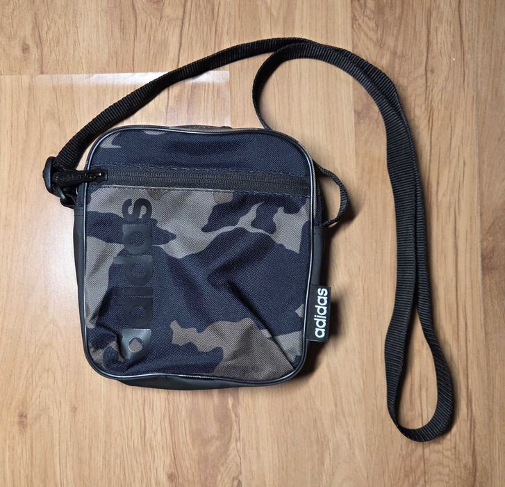 Saszetka Adidas w kolorze moro