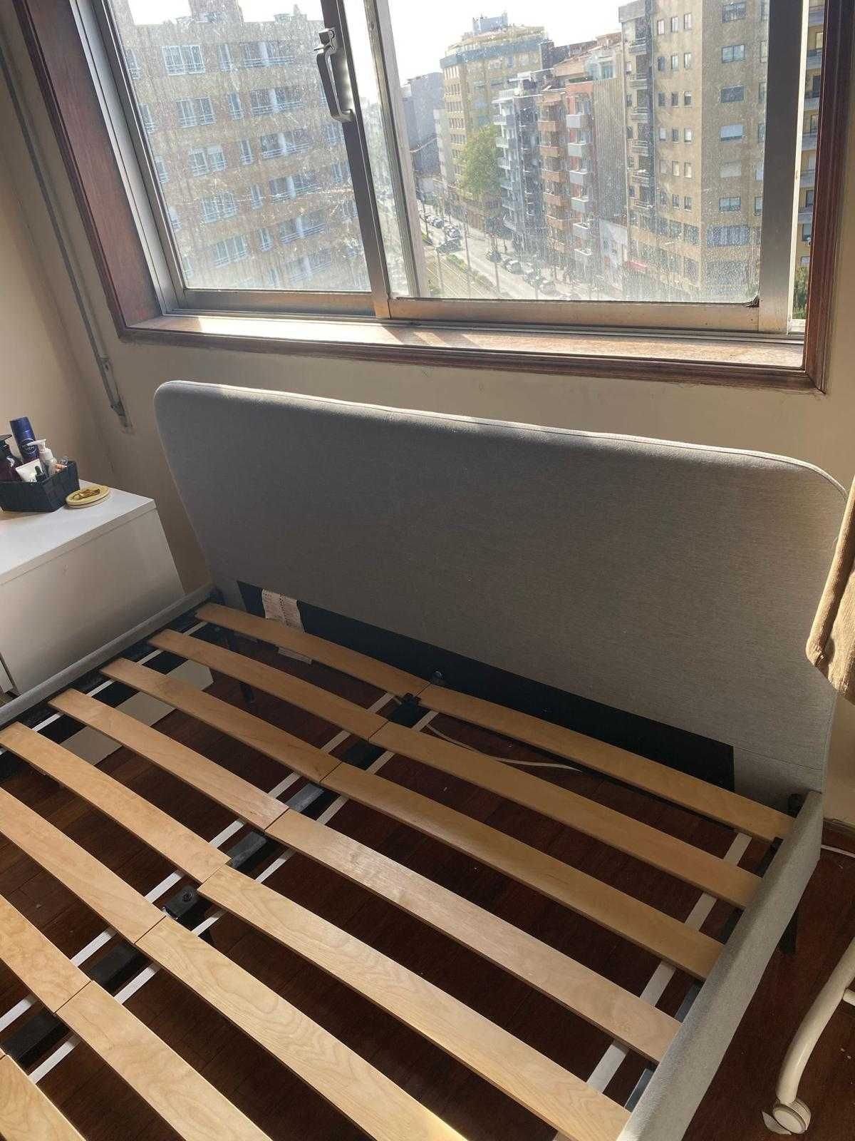 Cama em ótimo estado, para descansar a matéria com conforto