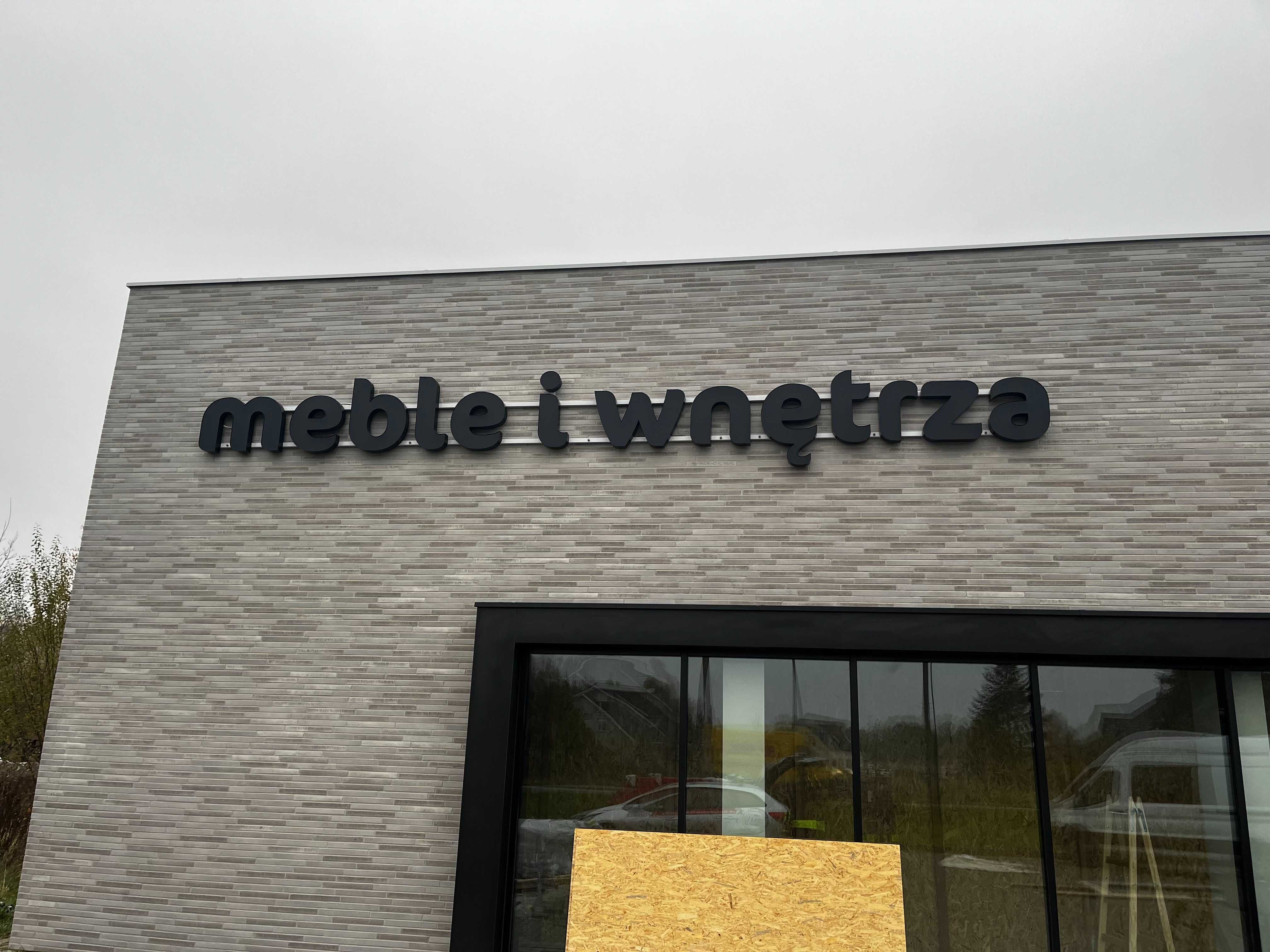 Litery LED podświetlane z pleksi. Reklama 3D zewnętrzna.