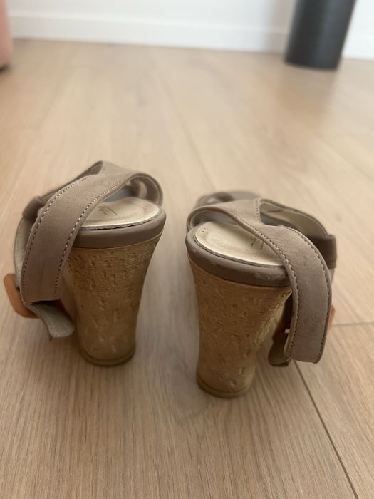 Бежеві босоніжки