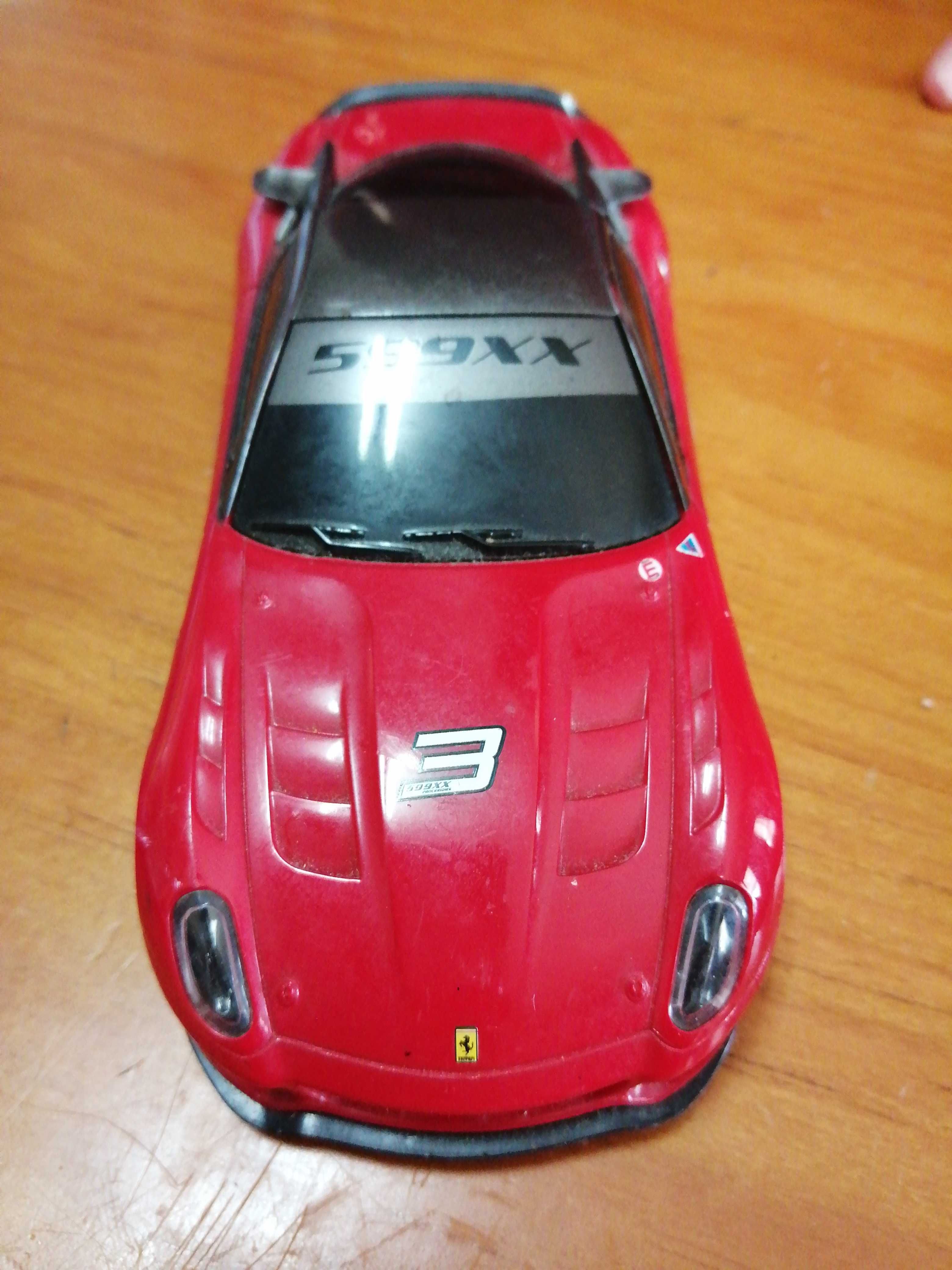 Carro de brincar vermelho Ferrari 599xx