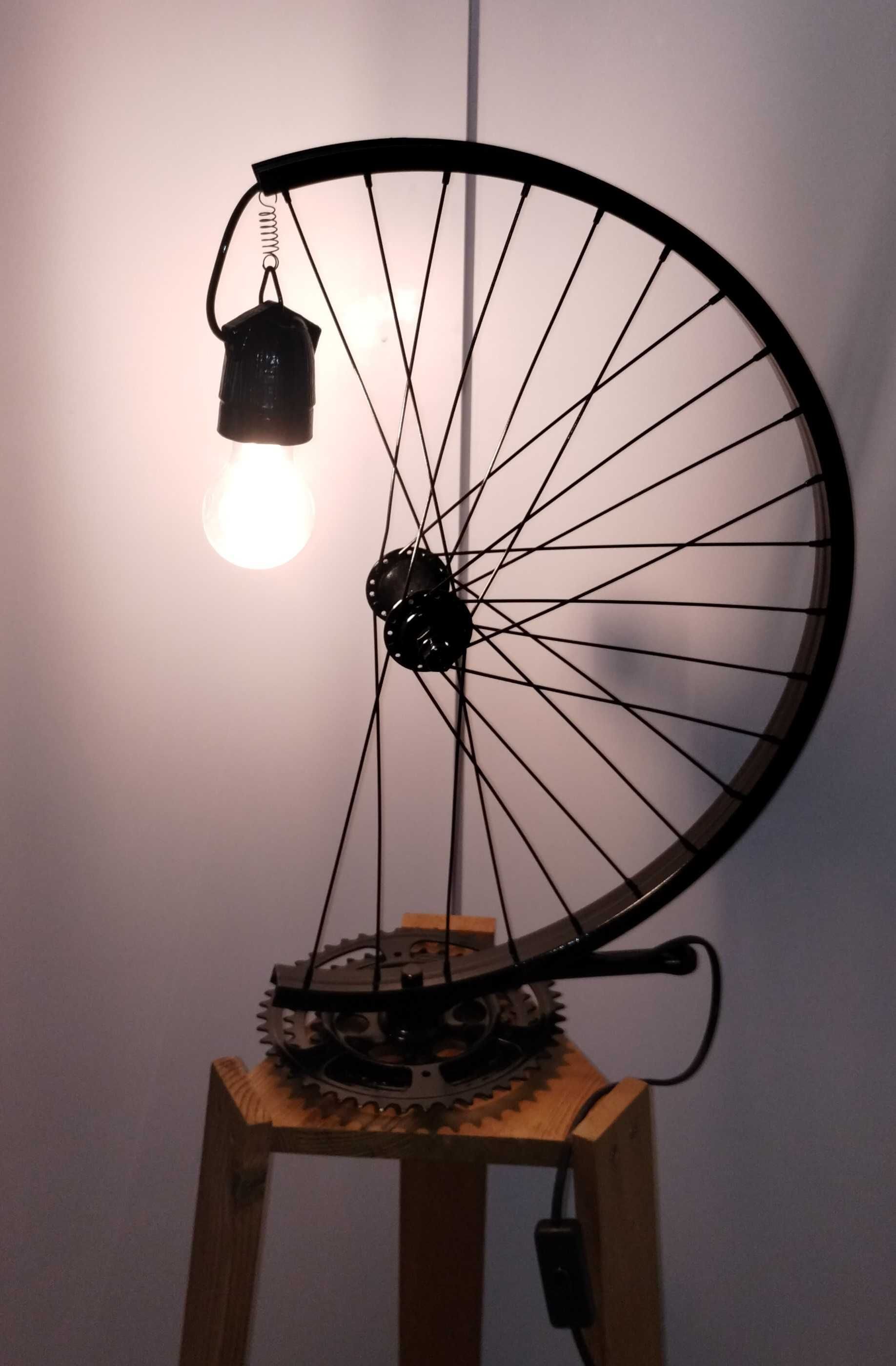 Lampa z koła rowerowego w stylu  industrialnym