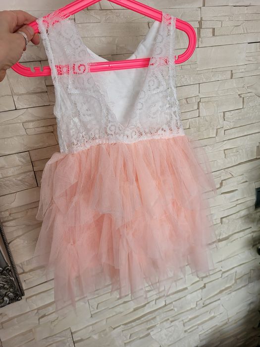 Elegancka sukienka bialo-brzoskwiniowa dla dziewczynki