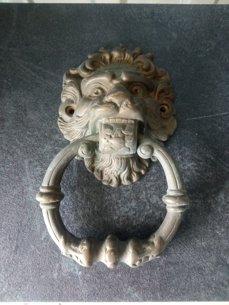 Mosiężna kołatka na drzwi wejściowe głowa lwa