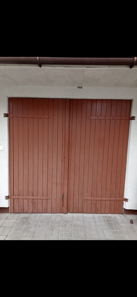 Drzwi garażowe z drzewa