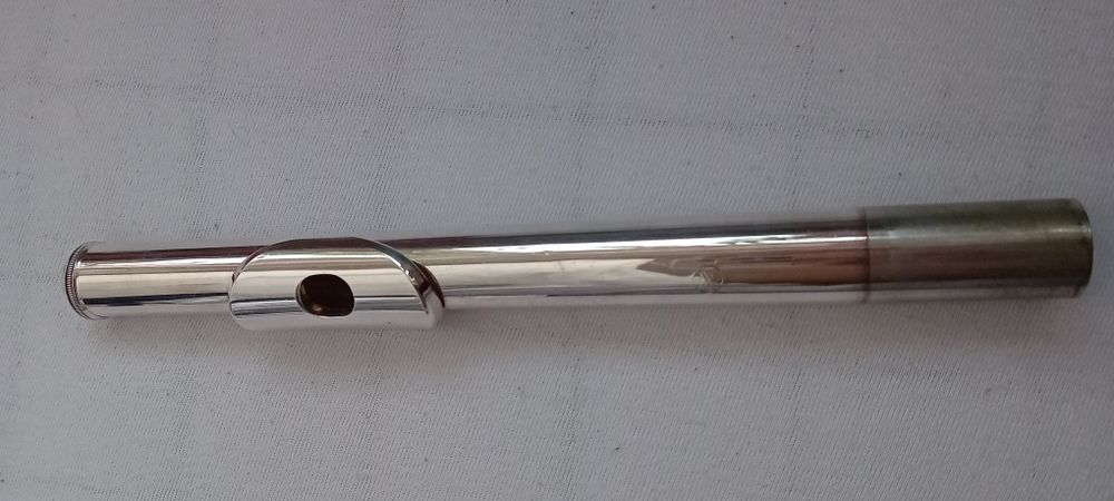 Flet poprzeczny yamaha z otwartymi klapami