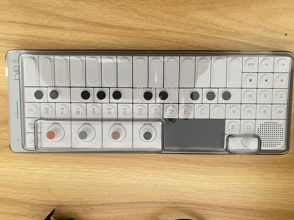 Teenage engineering Op1 Field + Bolsa + decksaver