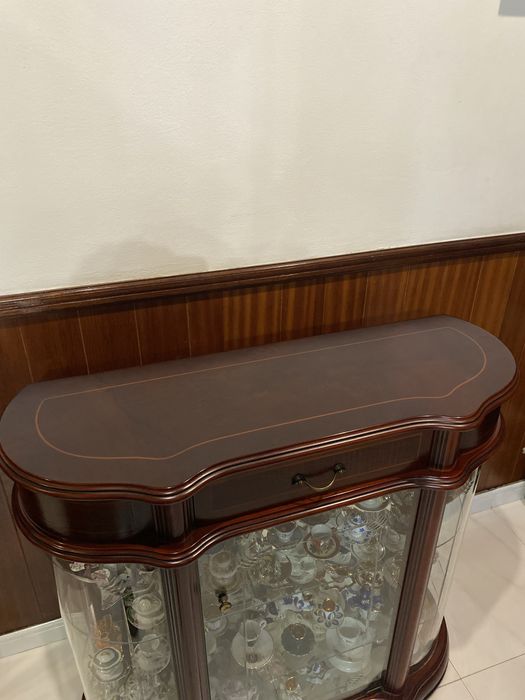 Móvel em madeira e vidro c/ arrumação