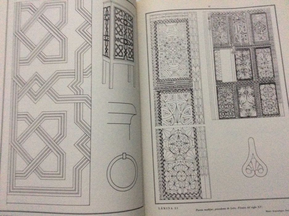 Muebles de estilo espanol : desde el gotico hasta el siglo XIX