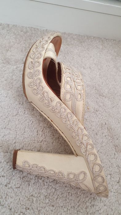 Klapki obcas skóra naturalna haft śmietanka rozm 39