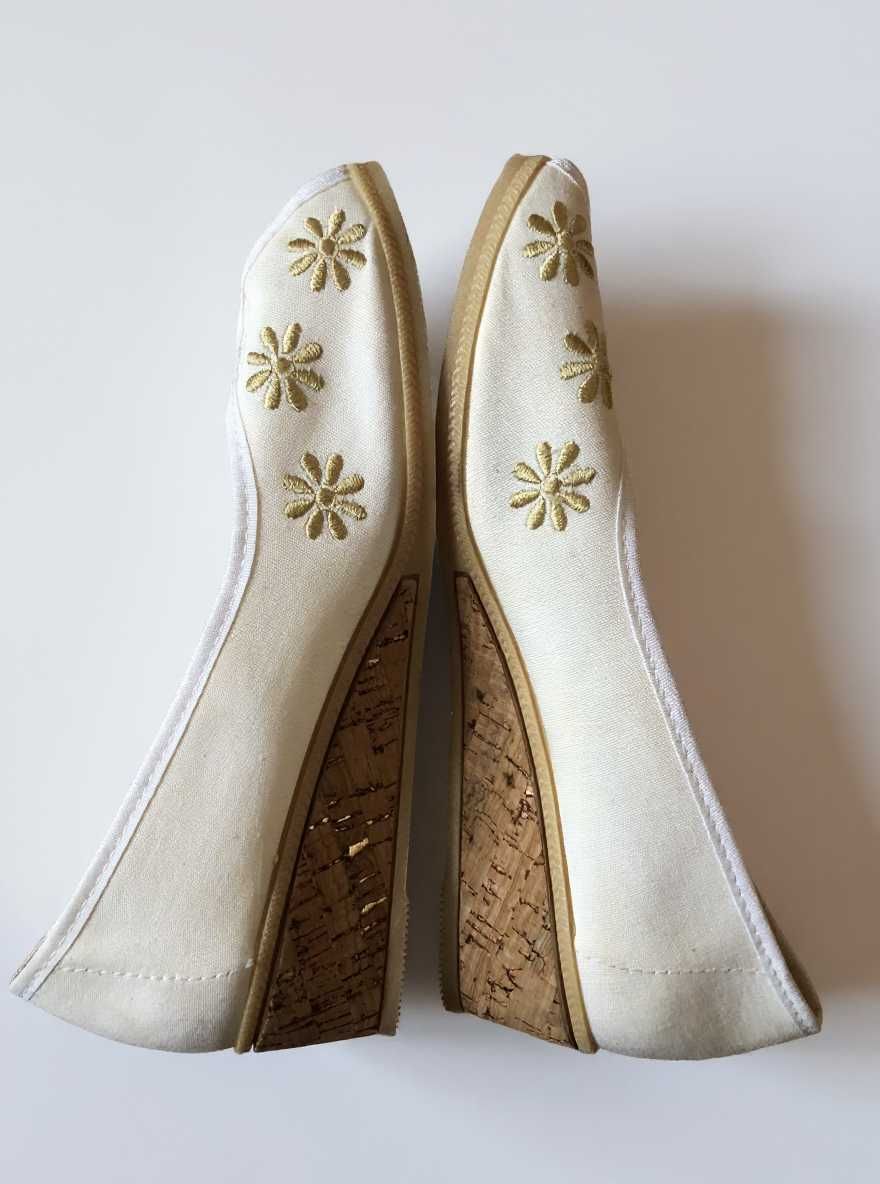 Białe espadryle sandały na korkowej koturnie z odkrytymi palcami