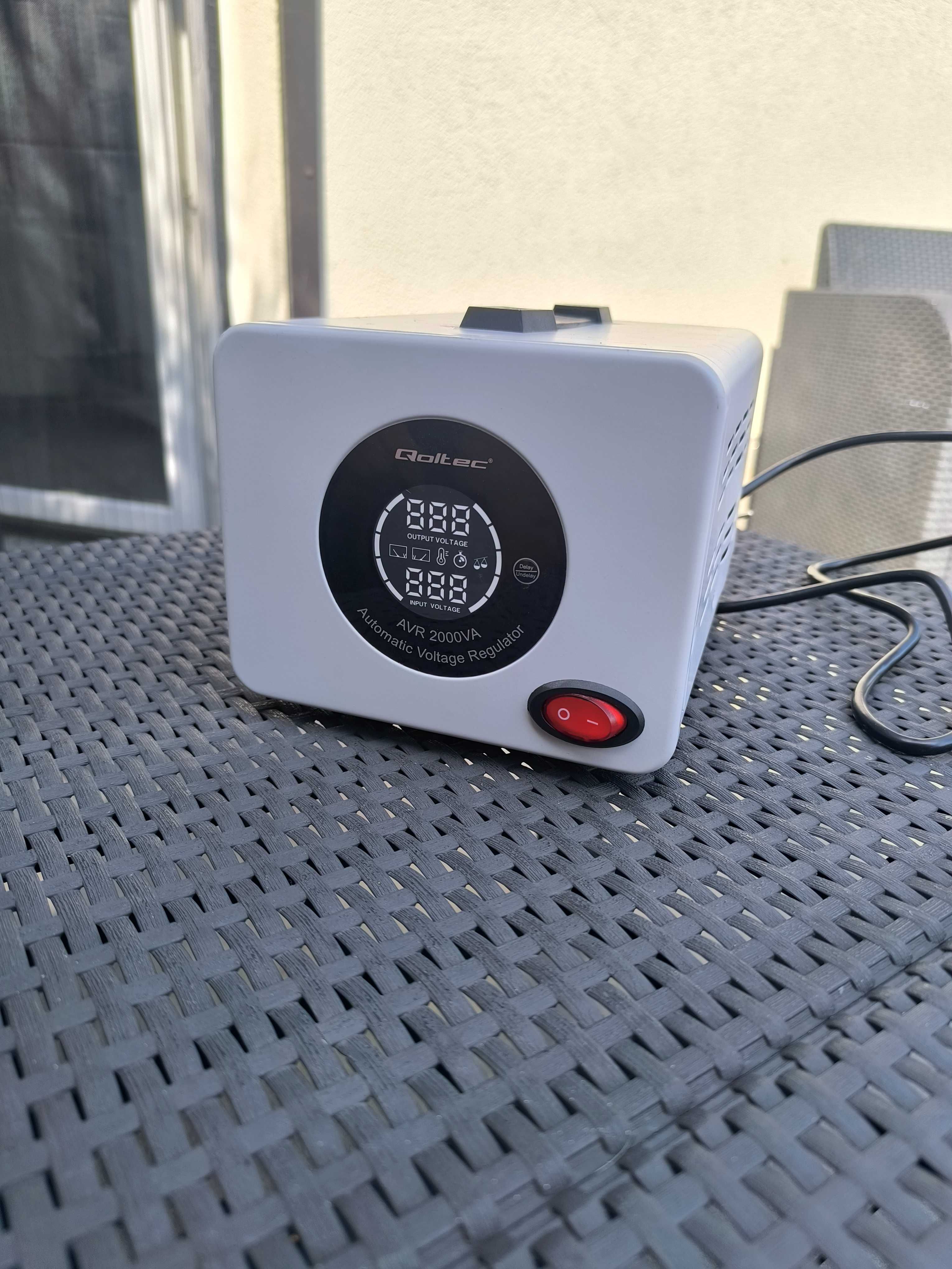 Stabilizator napięcia AVR 2000VA QOLTEC Precyzyjny pod agregat solary