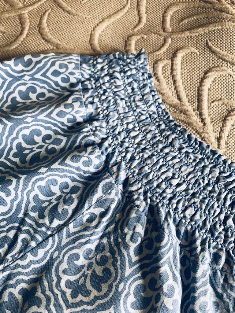 Blusa em tons de azul com elástico no decote