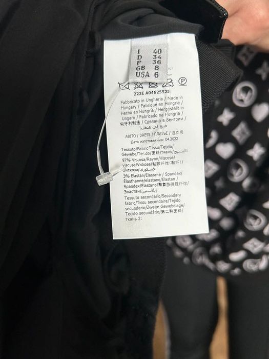 Moschino 40 S  Ma malutkie zaciągnięcie mało rzucające się w oczy