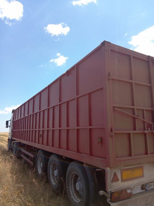 Напівпричіп зерновоз в доброму стані.