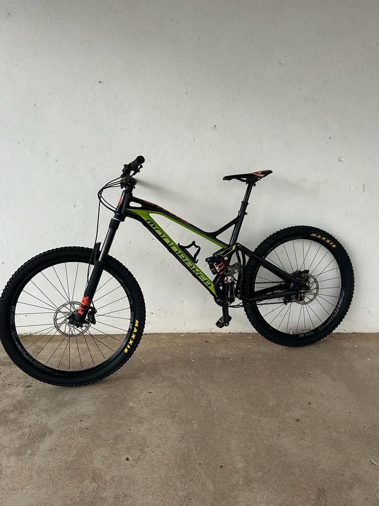 Bicicleta enduro mondraker