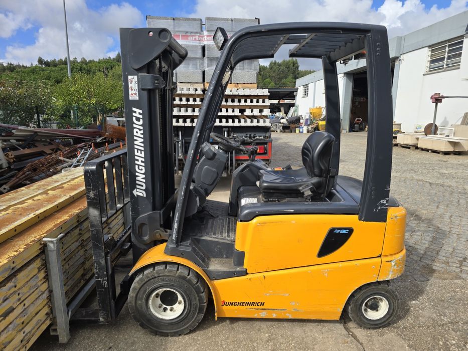 Empilhador 2T movimentação carga