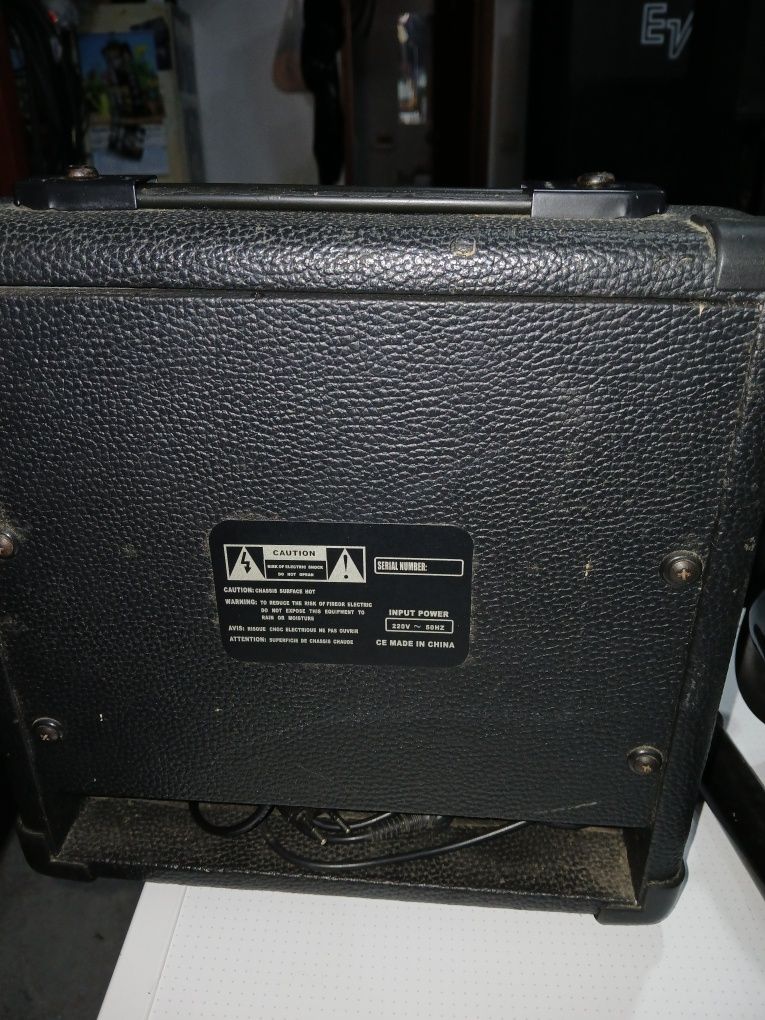 Guitarra elétrica com amplificador saco e tripé