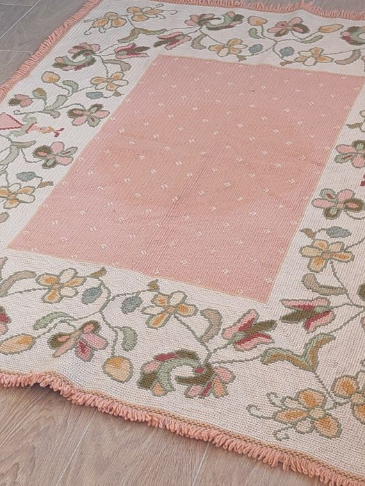 Vendo Arraiolos  carpete lindissima cor de salmao com barra flores