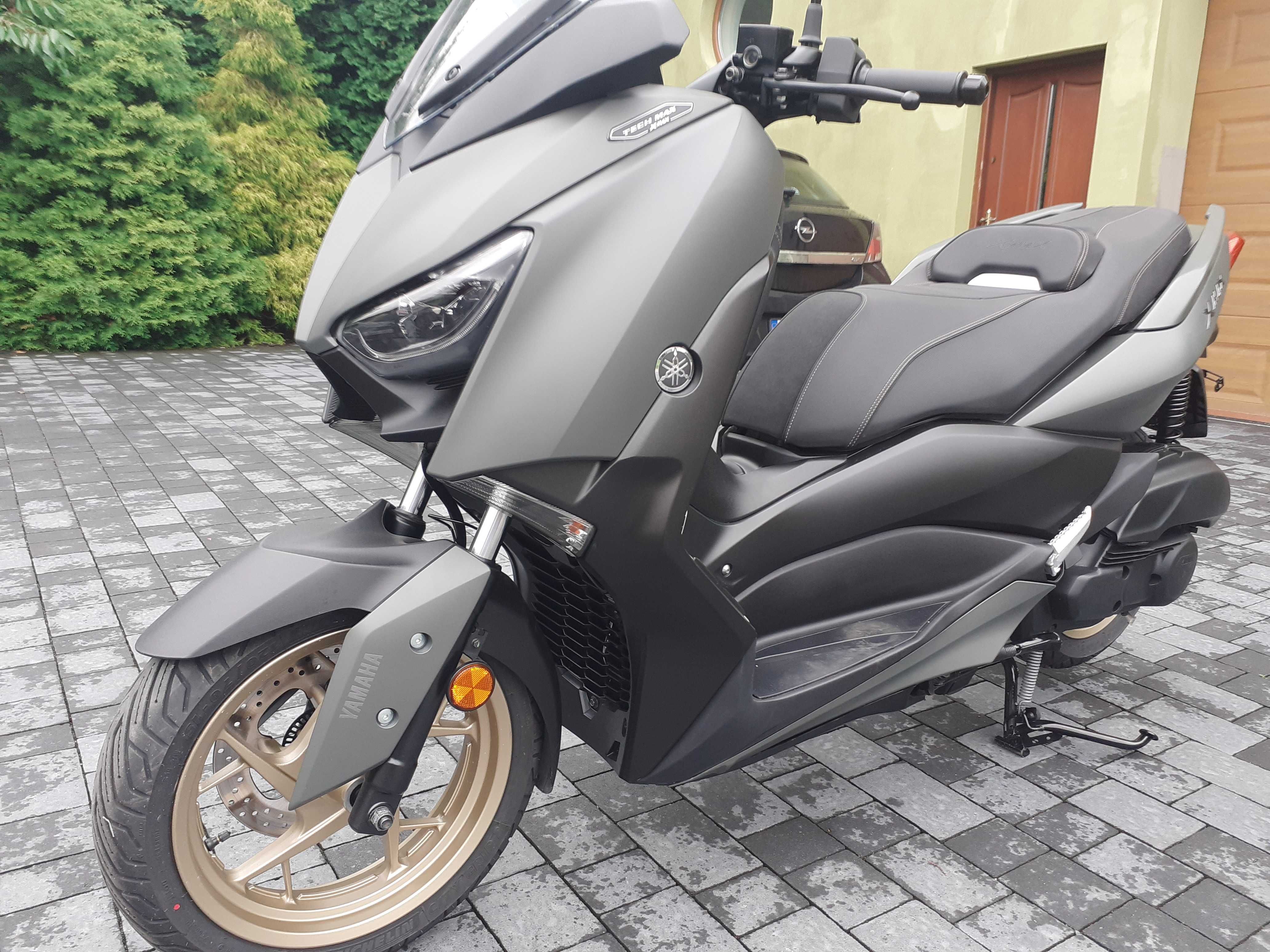 Xmax 125 z 2022 r. wersja Tech Max mały przebieg 871 km.