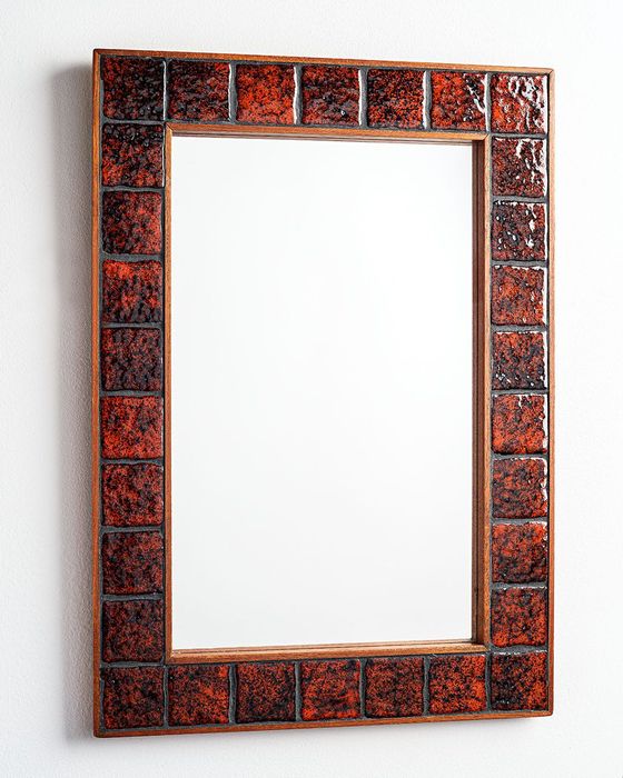 Piękne lustro ścienne w ramie z ceramicznych płytek. Dania.