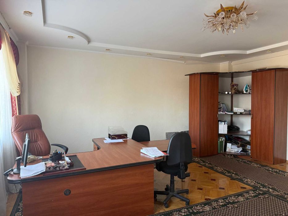 Продається 5-поверховий офісний центр з ремонтом у Вінниці