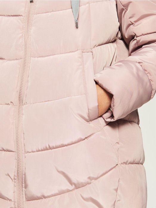 Зимова жіноча куртка