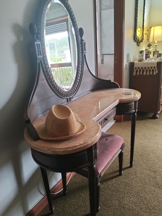 Pechiché com tampo de mármore rosa