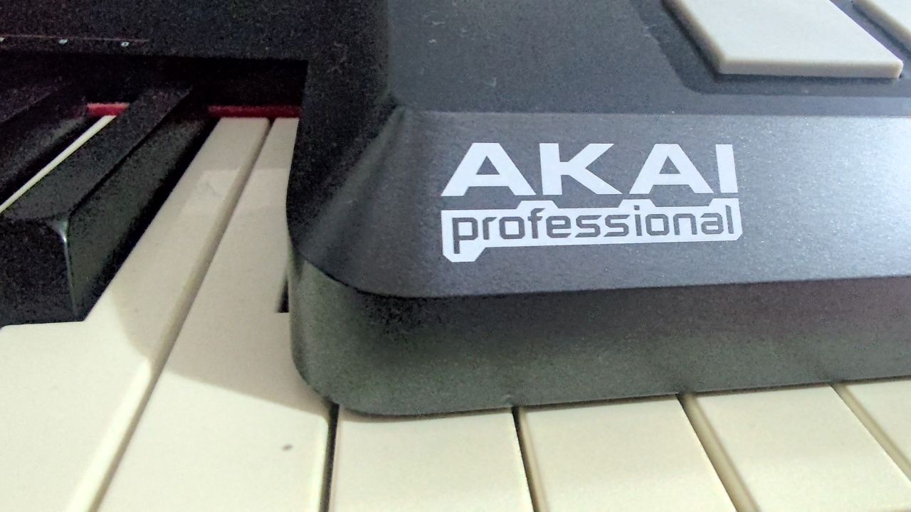 AKAI MPD 32  midi controller в  отличном состоянии ,