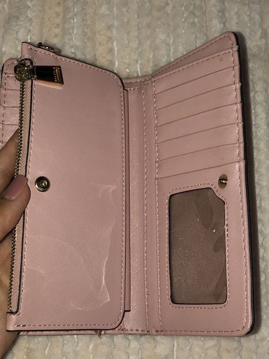 Carteira rosa com espaco para cartoes, notas e moedas