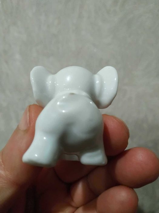 Слоненок-фарфоровая статуэтка-без повреждений