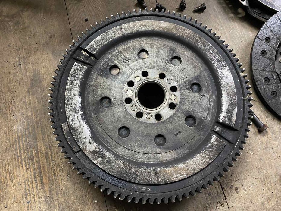 Маховик двохмасовий Тойота Авенсис т25 2.2 d-cat 177 л.с.2.2 сцепление