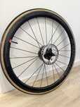 Koła szosowe Bontrager RSL 37 mm DT240 z oponami i tarczami.