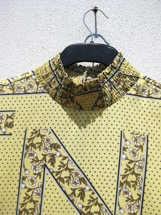 Очень красивое жёлтое платье в горох с принтом с рукавом с горлом ONLY