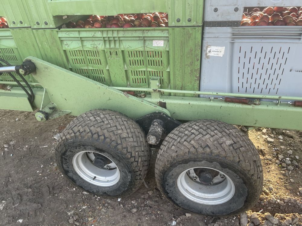 Mamut przyczepa do skrzyniopalet jabłek samozaładowcza transport w