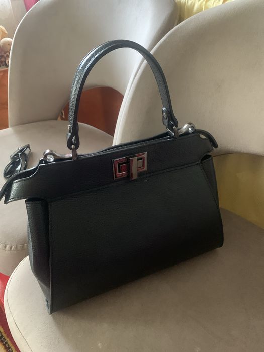 Жіноча сумка зі шкіри чорного, білого та червоного кольору