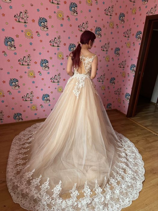 Весільна сукня з шлейфом, який знімається