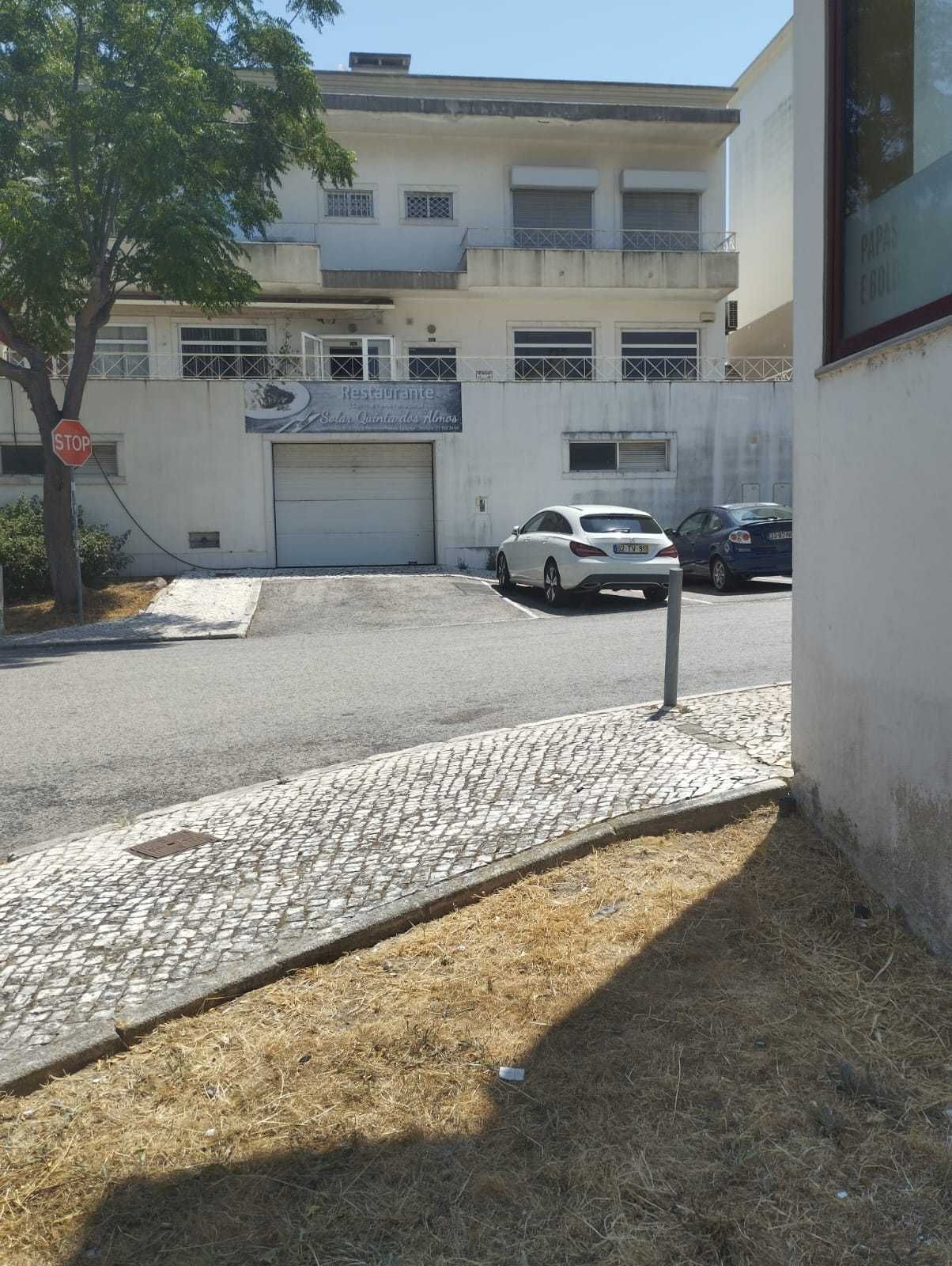 Vende-se 2 Lojas Comerciais em Vialonga –Garagem para até 6 Carros!