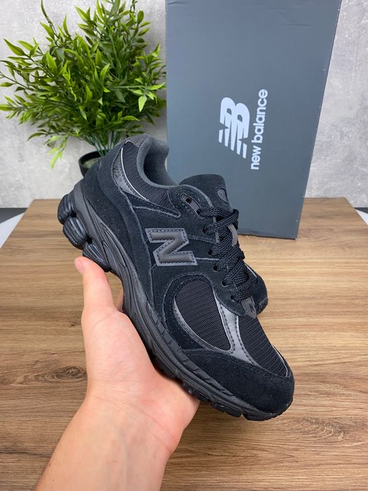 Czarne sneakersy New Balance 2002R r. 38 – zamszowe z amortyzacją