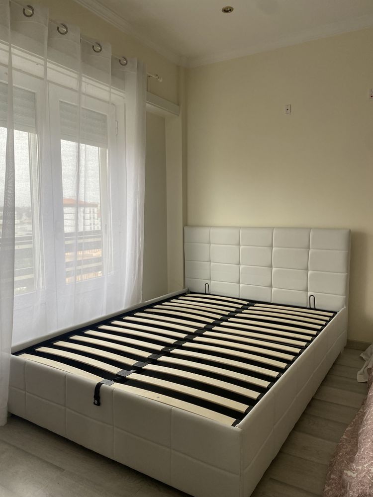 Cama de Casal com Arrumação