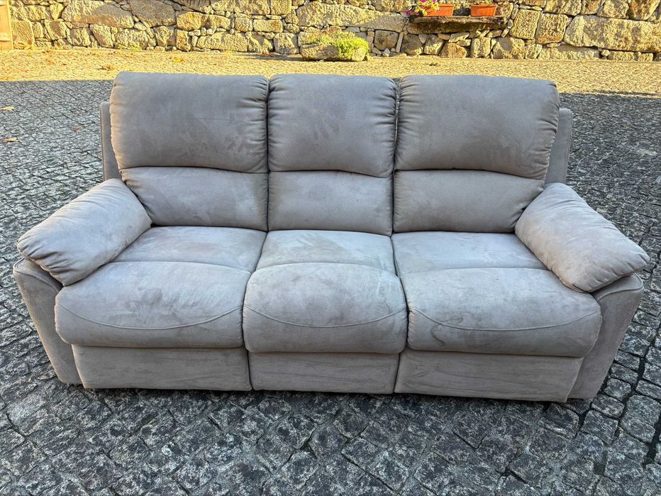 Sofá beje acinzentado de 3 lugares