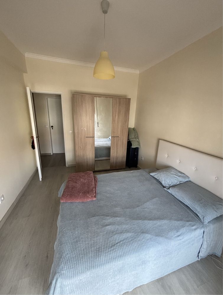 Quarto para casal, com varanda disponivel para entrada imediata