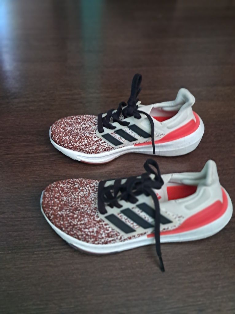 Кросівки Adidas Ultraboost Light 23.    Р 40 2/3    25см