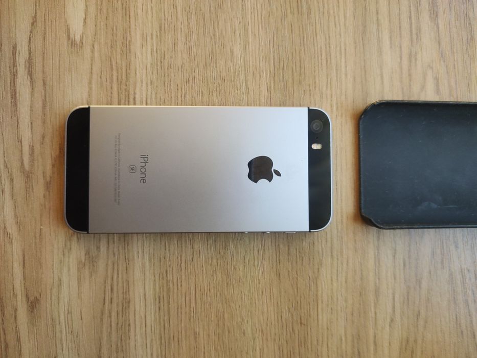 Apple iphone se 64 gb. В гарному стані